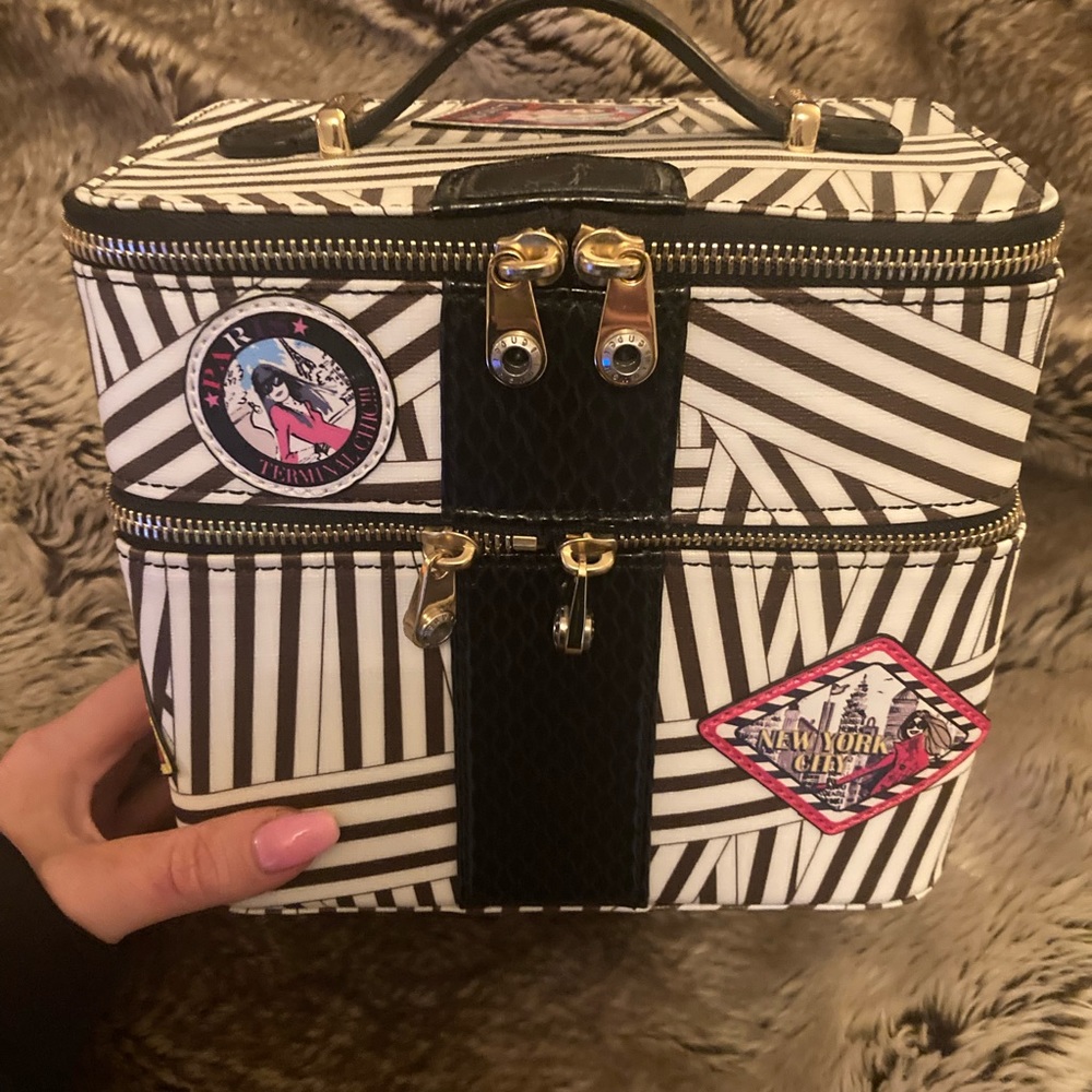 Henri Bendel NEW cosmetic case! Double compartment to organize essentials!